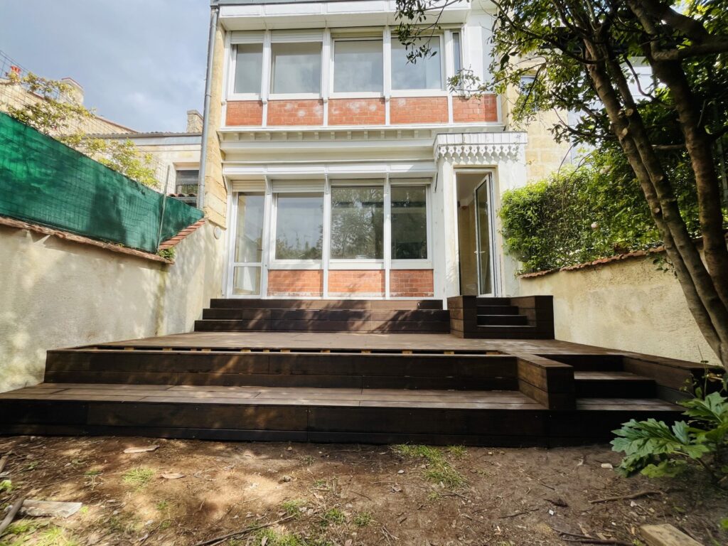 Terrasse en Bambou avec jardinières et escaliers intégrés