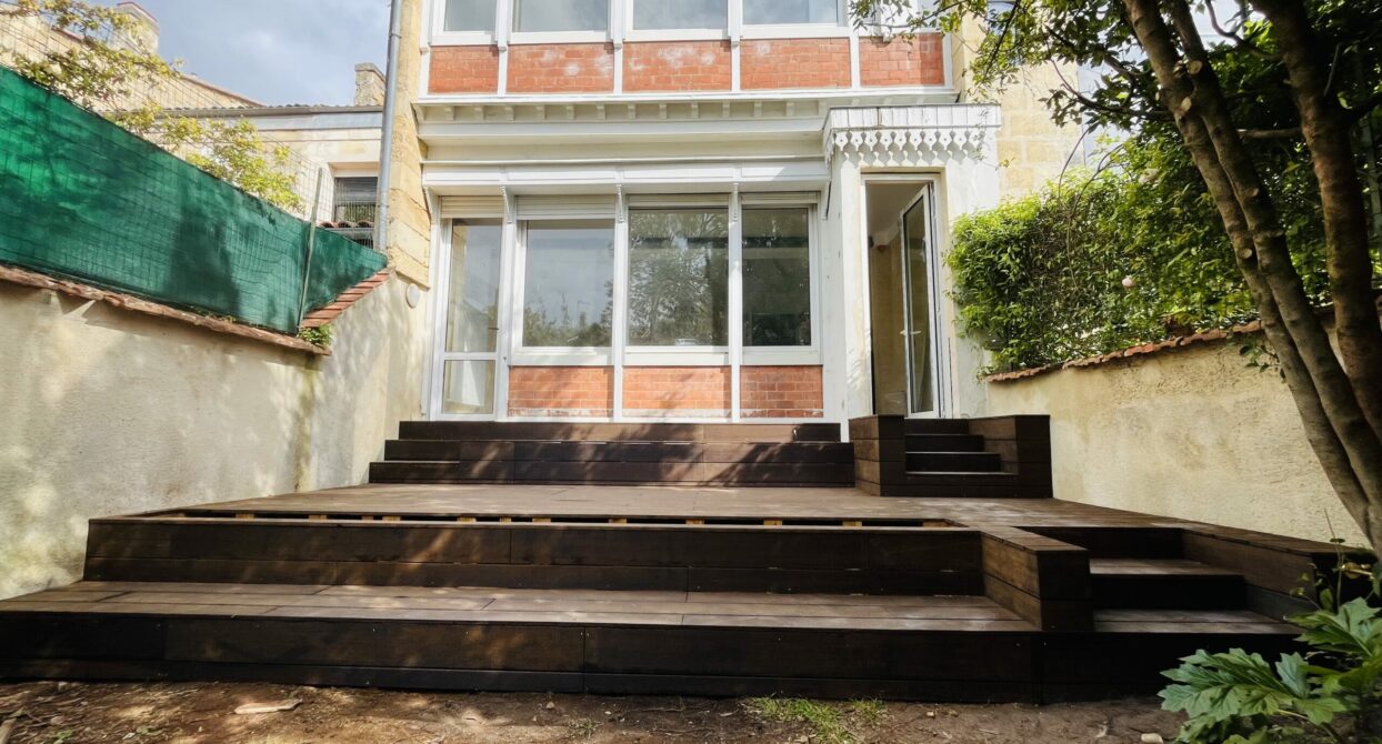 Terrasse en Bambou avec jardinières et escaliers intégrés