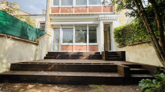 Terrasse en Bambou avec jardinières et escaliers intégrés