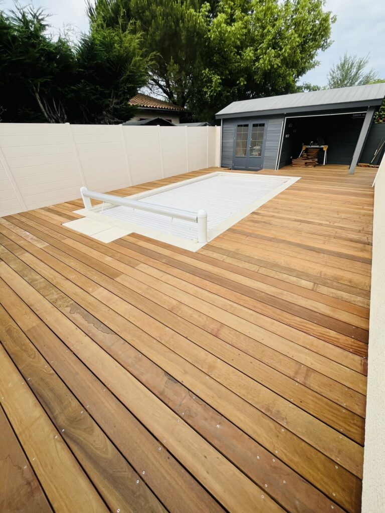 Magnifique Terrasse Piscine (80m2) en Bois exotique Ipé