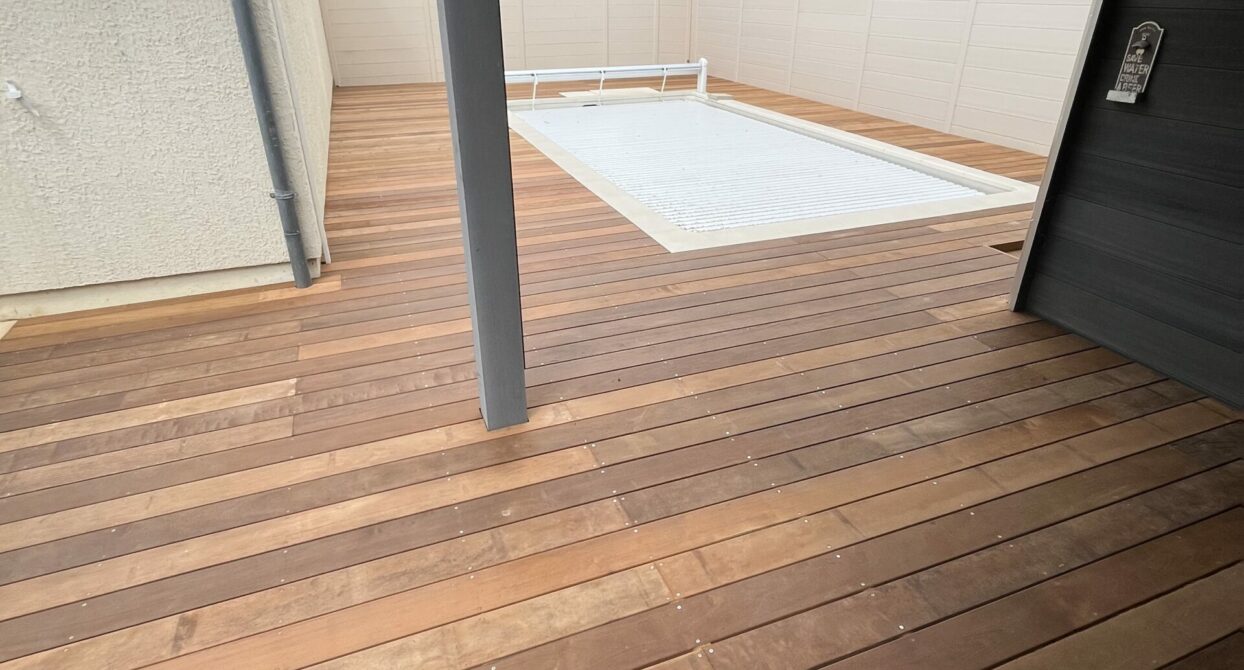 Magnifique Terrasse Piscine (80m2) en Bois exotique Ipé