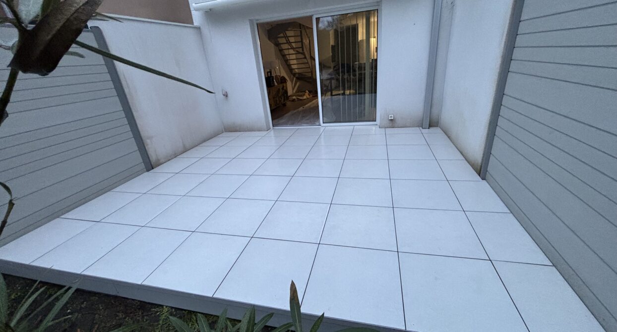 Réalisation d’une Terrasse Grès Cérame 20m2 sur Ossature Acier Inox à Mérignac