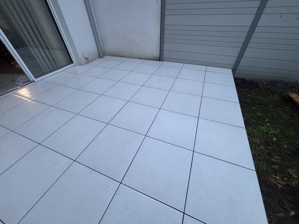 Réalisation d’une Terrasse Grès Cérame 20m2 sur Ossature Acier Inox à Mérignac