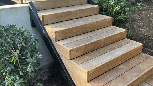 Réalisation d’un Escalier en bois exotique au Cap Ferret