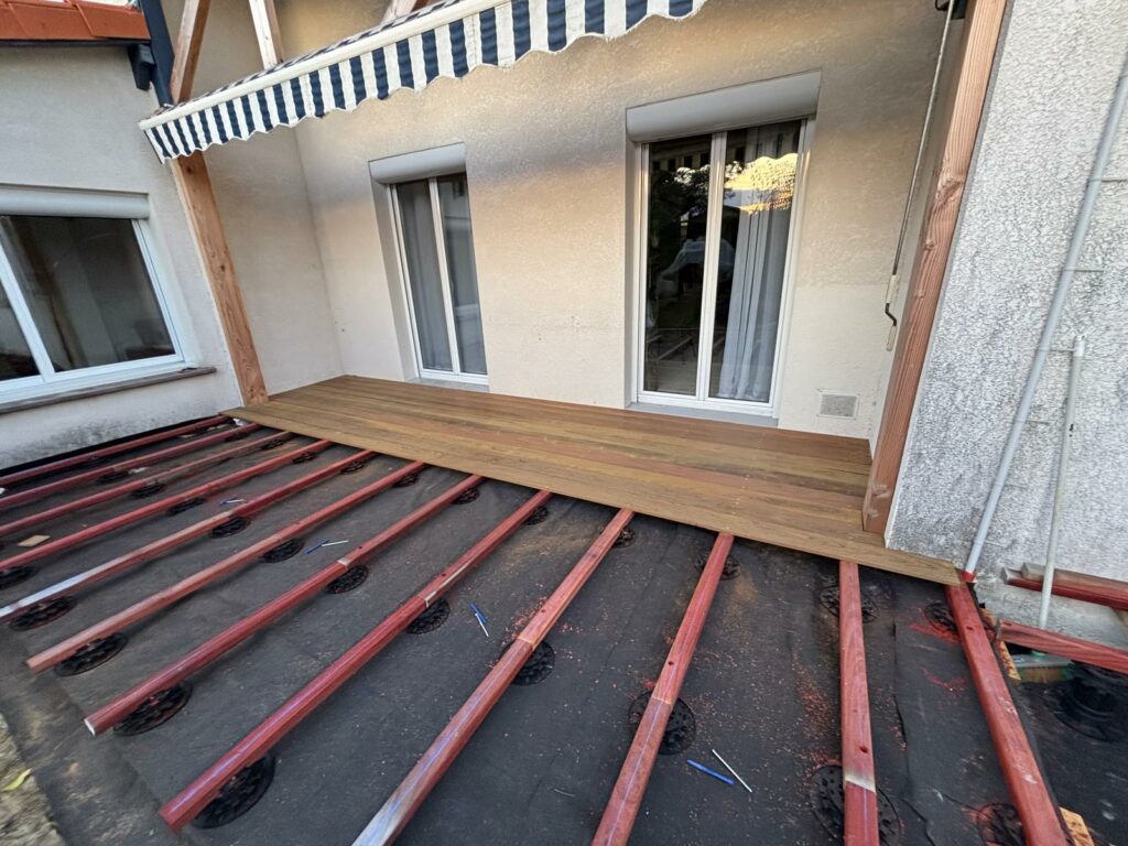 Une terrasse sur-mesure en Ipé pour un espace extérieur d’exception au Bouscat