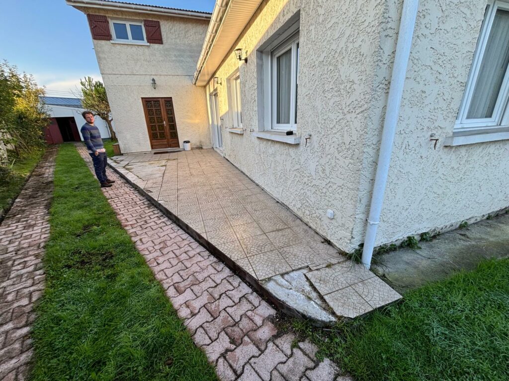 Terrasse bois en Pin US Marron à Cadaujac : un espace extérieur naturel et intemporel