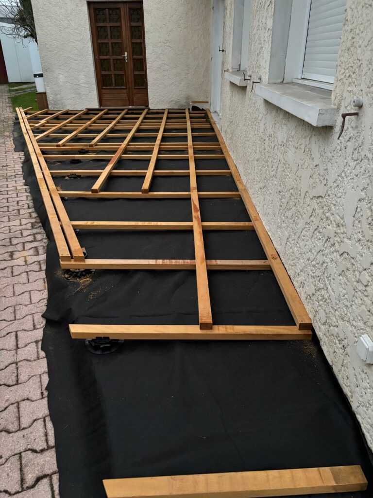 Terrasse bois en Pin US Marron à Cadaujac : un espace extérieur naturel et intemporel