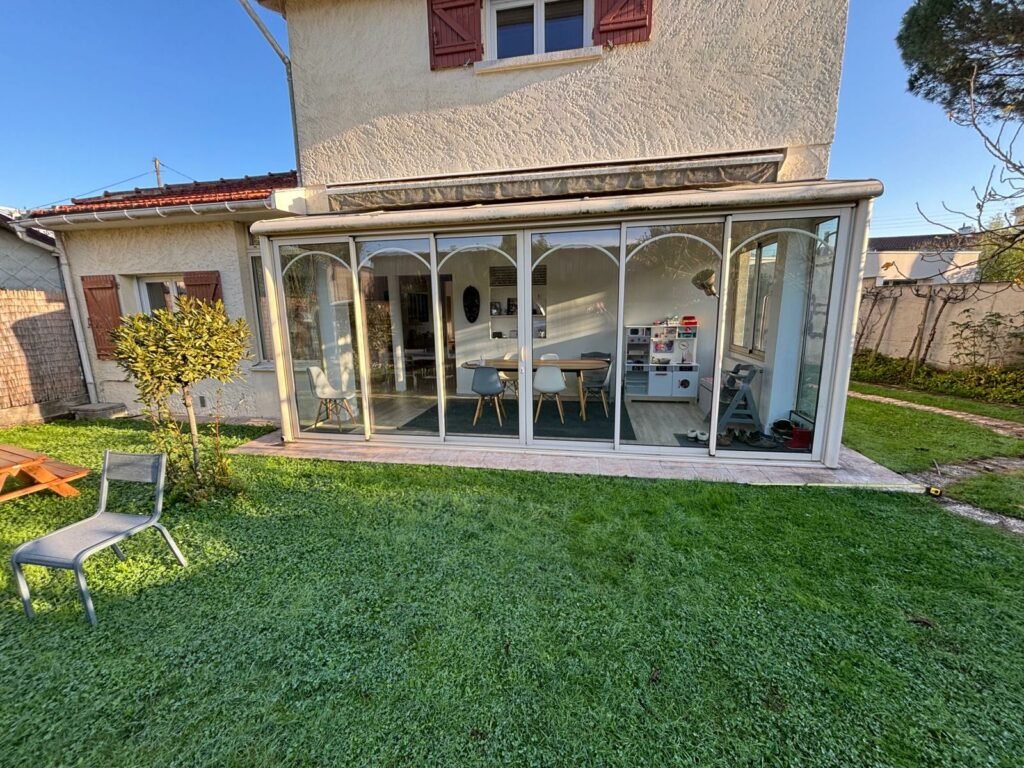 Terrasse bois en Pin US Marron à Cadaujac : un espace extérieur naturel et intemporel