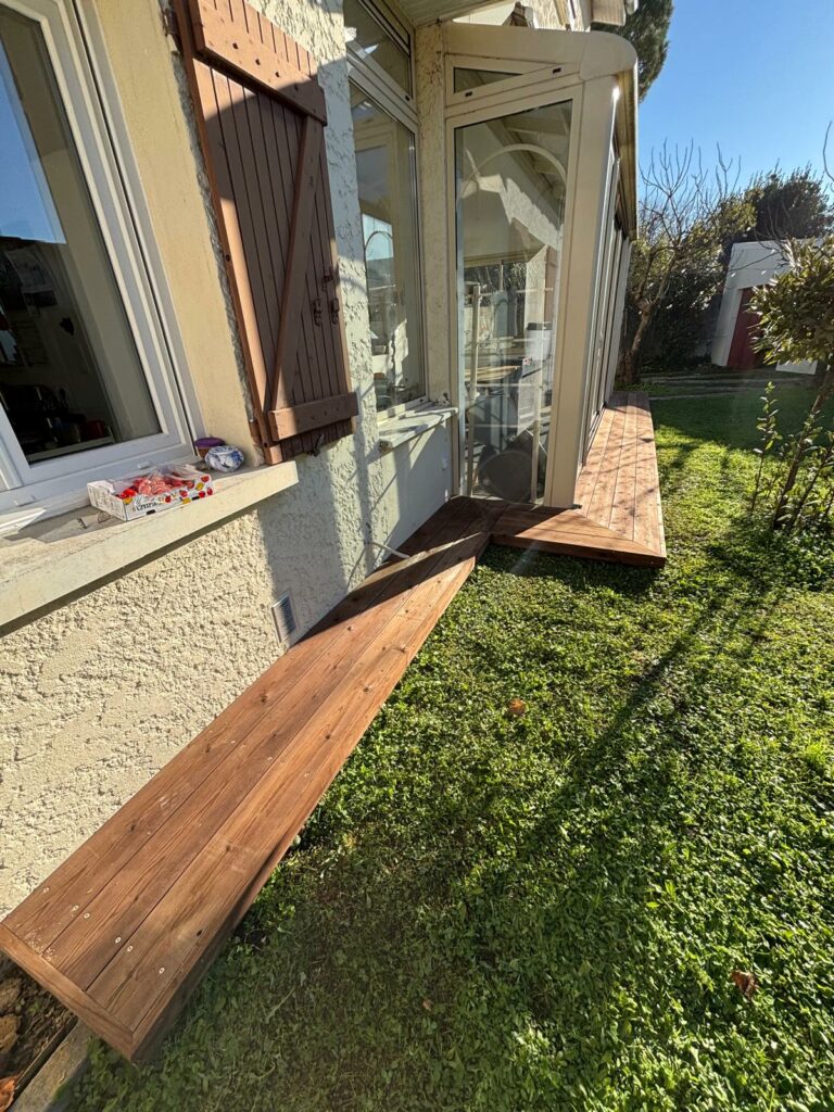 Terrasse bois en Pin US Marron à Cadaujac : un espace extérieur naturel et intemporel