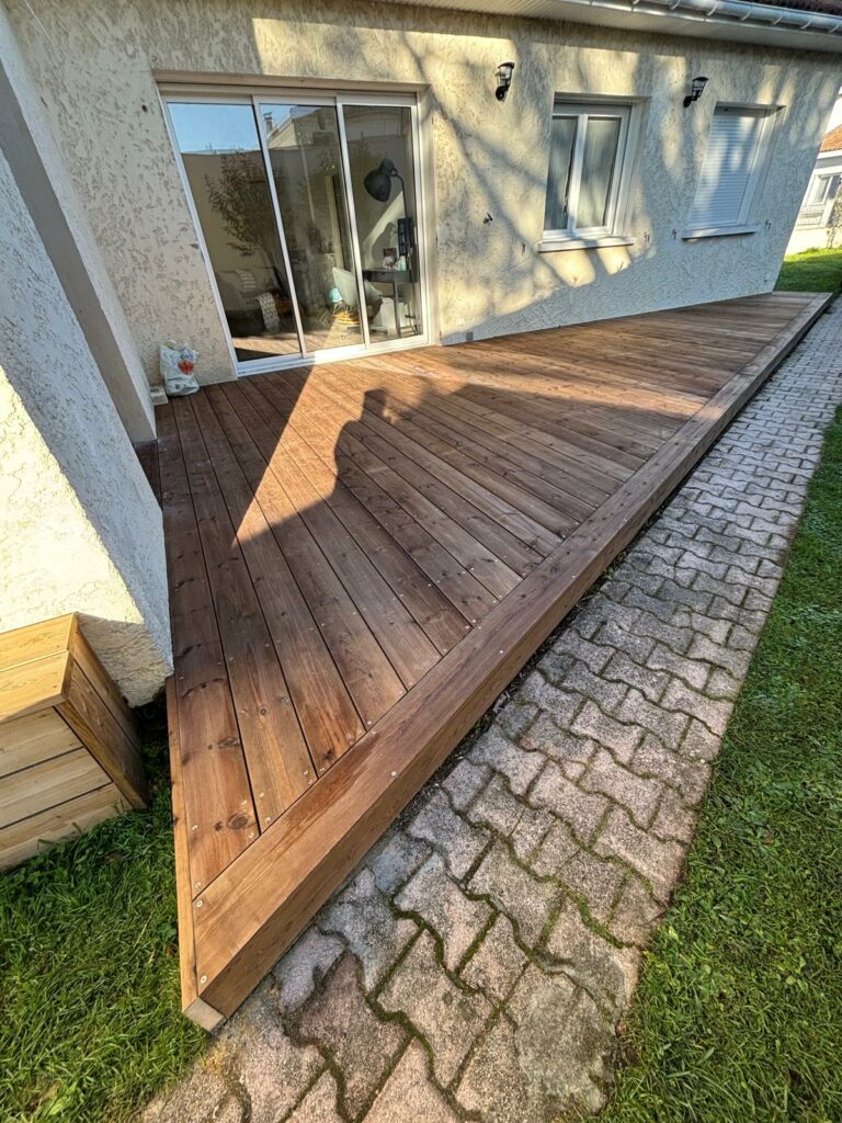 Terrasse bois en Pin US Marron à Cadaujac : un espace extérieur naturel et intemporel