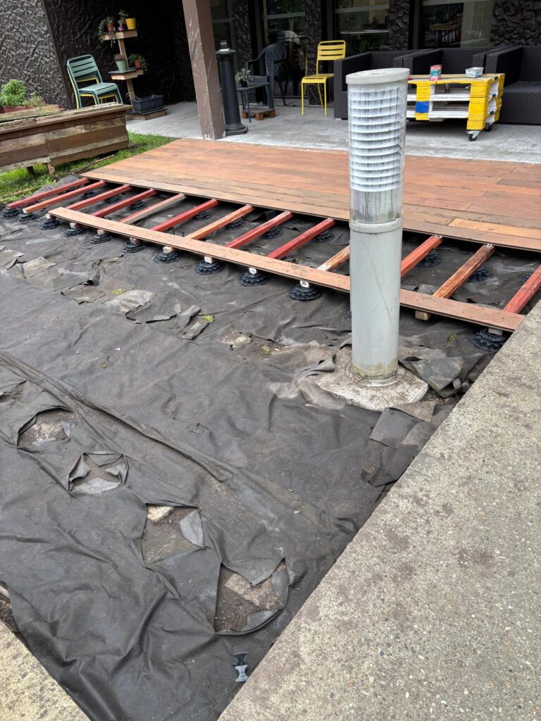 Remplacement d’une terrasse en pin par un Bois composite anti-dérapant de marque Silvadec, Nuances Ipé