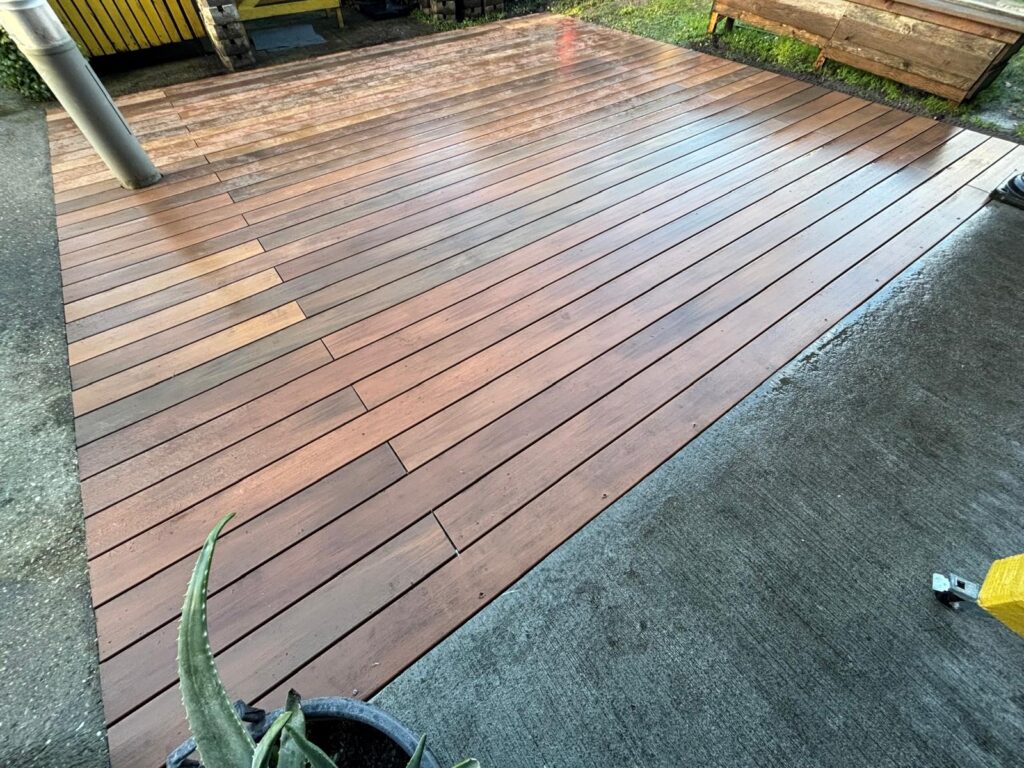 Remplacement d’une terrasse en pin par un Bois composite anti-dérapant de marque Silvadec, Nuances Ipé