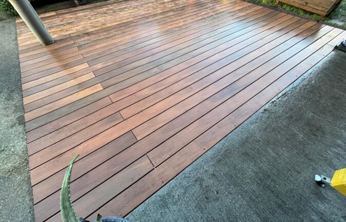 Remplacement d’une terrasse en pin par un Bois composite anti-dérapant de marque Silvadec, Nuances Ipé