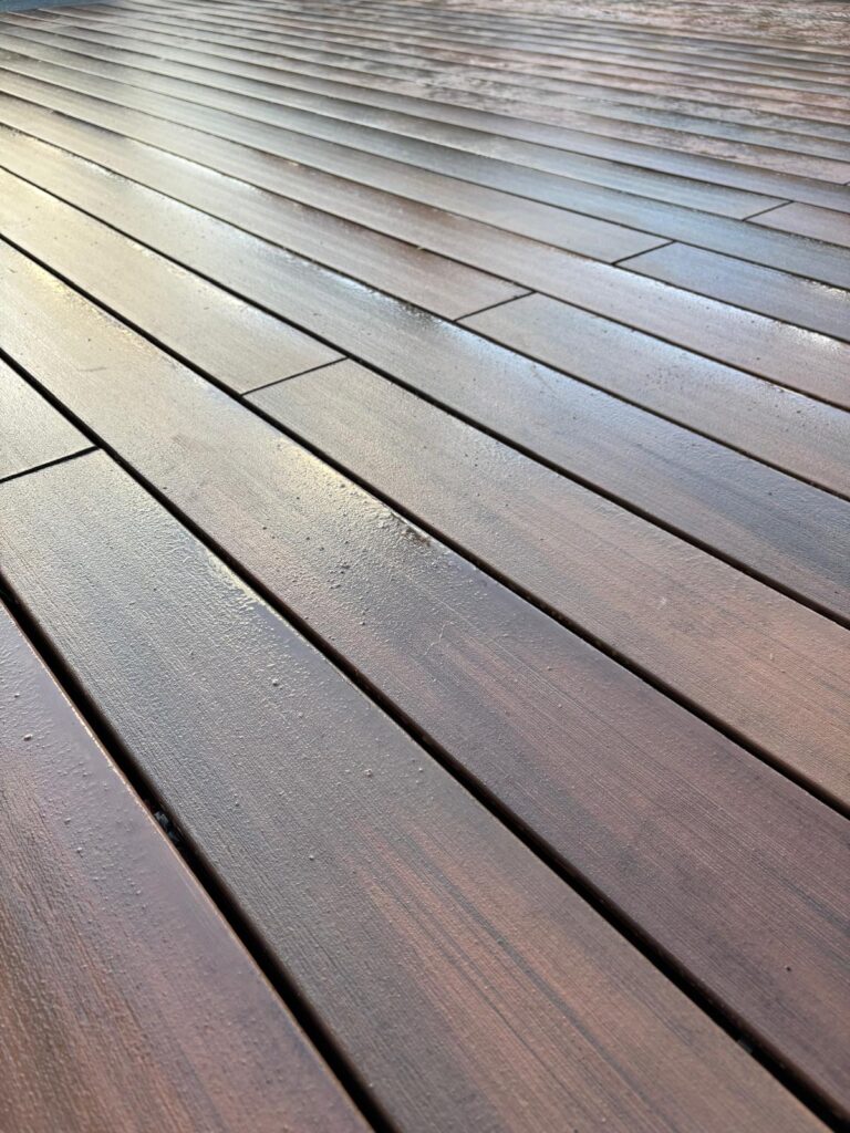 Remplacement d’une terrasse en pin par un Bois composite anti-dérapant de marque Silvadec, Nuances Ipé